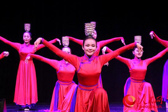 內(nèi)蒙古藝術(shù)學(xué)院舞蹈演員表演的群舞《祝福》拉開了“草原之聲”演出的帷幕。